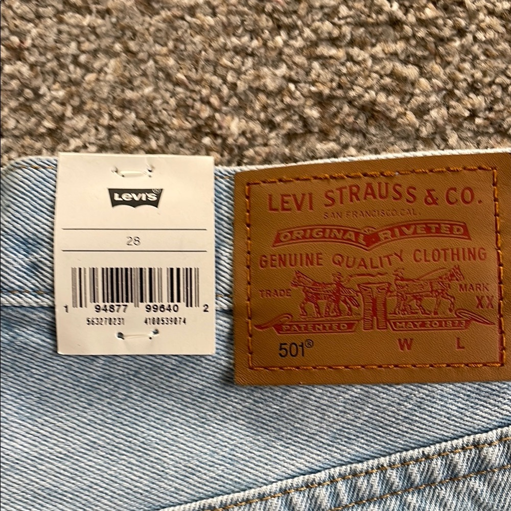 NWT Levi's Women's 501 Light Wash Distressed Denim Shorts - Picture 2 of 8